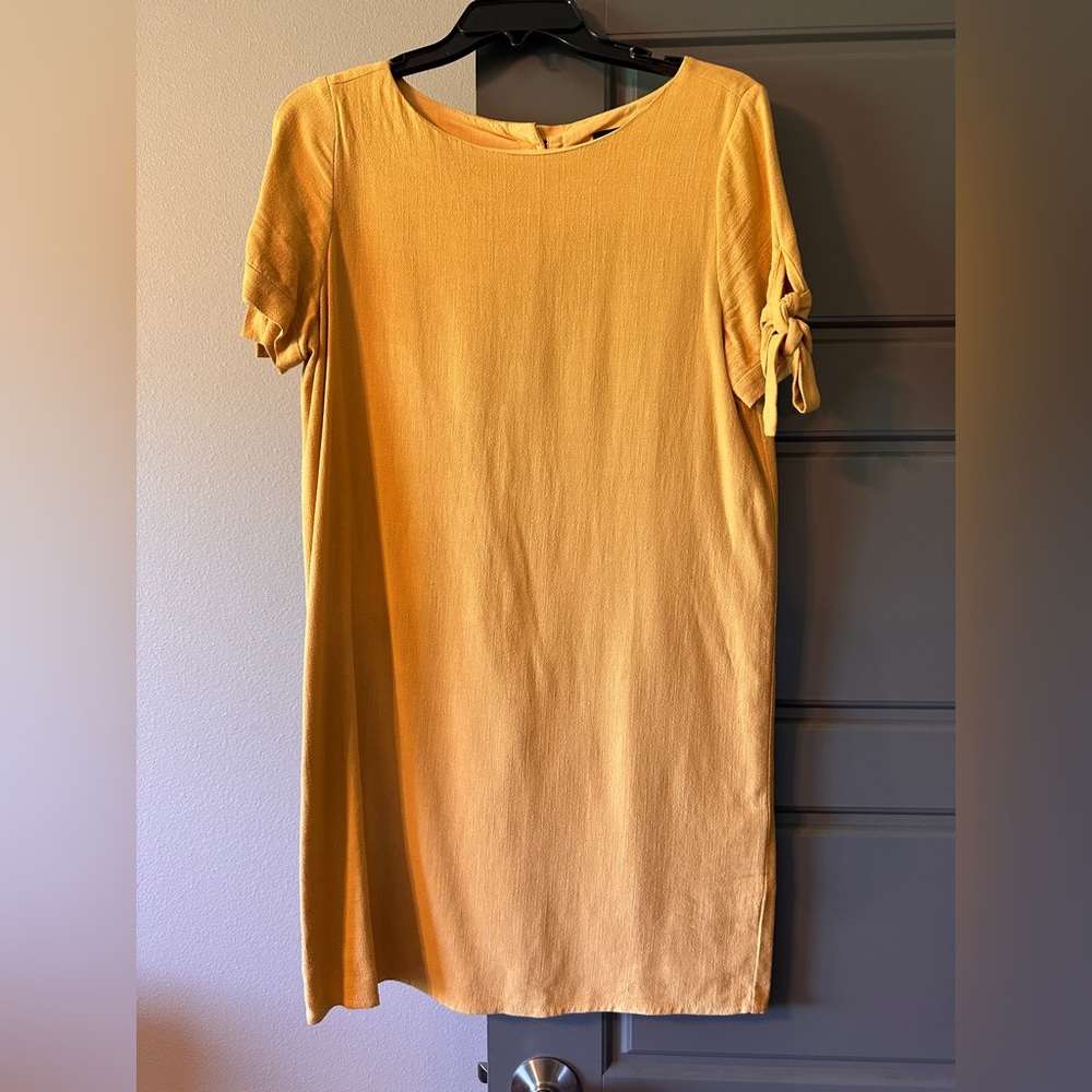 Lulu's Yellow Short Sleeve Tunic with Tie Front